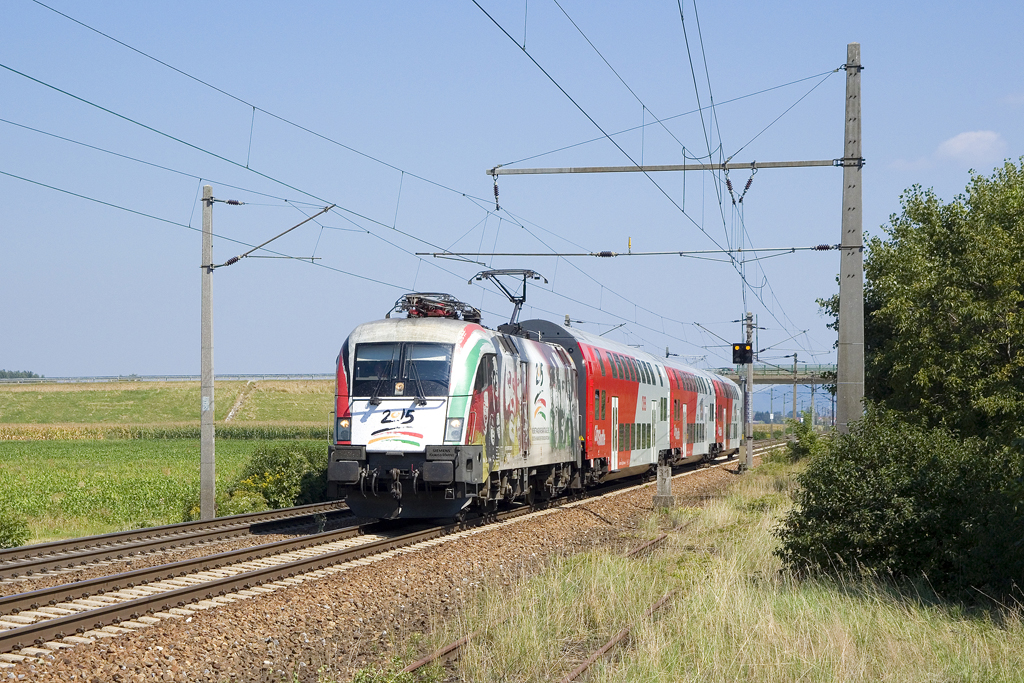 Am 28. August 2016 ist 470 003  Német-Magyar barátság éve  mit dem Regionalexpress 2172 von Wien Franz-Josefs-Bahnhof nach Ziersdorf unterwegs und konnte kurz vor erreichen der Gartenstadt Tulln festgehalten werden. 
