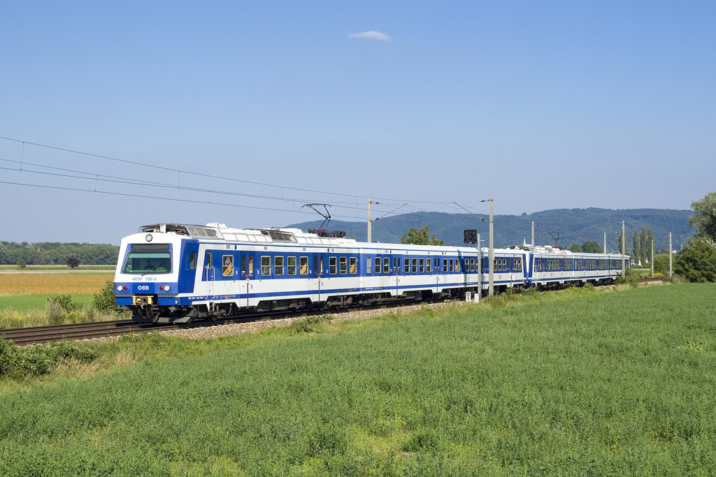 Am 28. August 2016 war 4020 298 gemeinsam mit 4020 295 als Leerpersonenzug bei Muckendorf-Wipfing in Richtung Tulln unterwegs. 