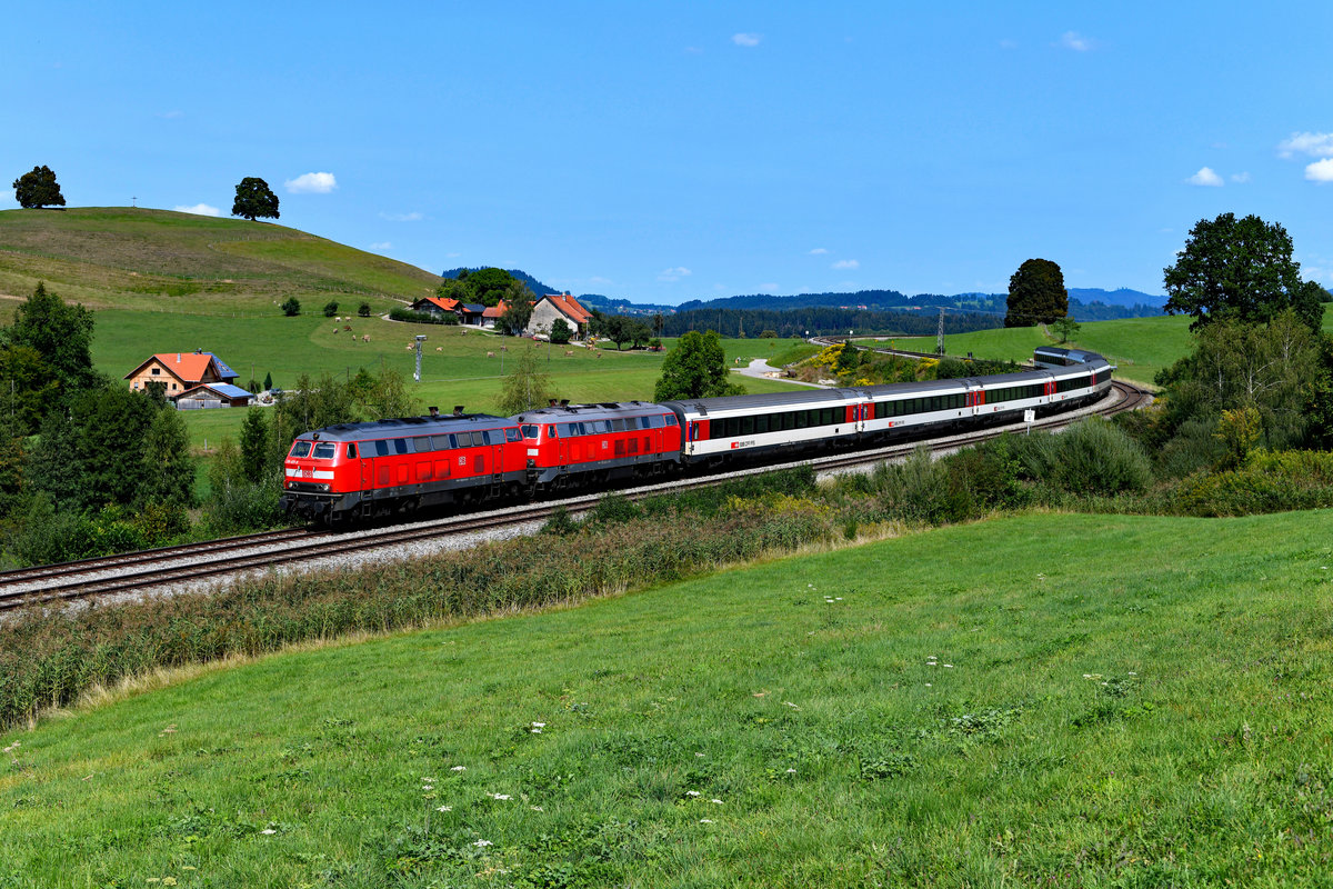 Am 28. August 2018 hatte der Tag sehr gut begonnen, allerdings erfolgte bald eine Ernüchterung. Der EC 196 war bei Günzach liegen geblieben und auf der KBS 970 kam der Verkehr daher für einige Stunden fast vollständig zum Erliegen. Erster Zug nach der langen Pause war dann der EC 194 nach Zürich, der von 218 401 und 404 geführt wurde. Bei Heimhofen wurde der Fernzug von mehreren Fotografen erwartet. 