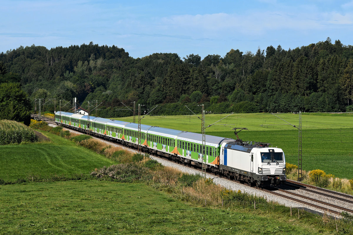 Am 28. August 2020 verkehrte der Alpen-Sylt Express mit neun Wagen von Westerland nach Salzburg. Den unter der Bezeichnung NEX 1310 fahrenden privaten Nachtzug erwartete ich bei Bergham. Erneut freute sich der Lokführer der für diesen standardmäßig herangezogenen 193 813 von Railpool, dass er mit seinem Zug im Mittelpunkt des Interesses stand. 
