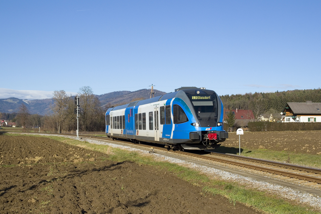 Am 28. Dezember 2018 ist 5062 003 als SB 8658 (Weiz Nord - Gleisdorf) unterwegs und wird in wenigen Augenblicken den Bahnhof Unterfladnitz erreichen.