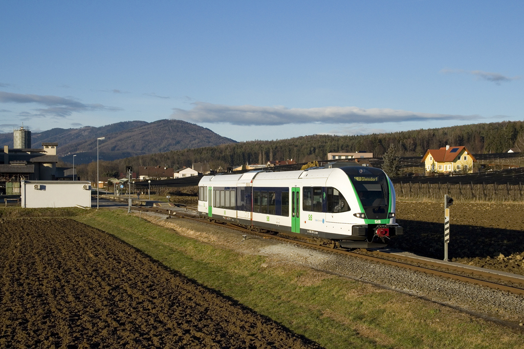 Am 28. Dezember 2018 ist 5062 001 als SB 8662 (Weiz Nord - Gleisdorf) unterwegs und verlässt hier gerade den Bahnhof Unterfladnitz. Mit dem vergangenen Fahrplanwechsel am 9. Dezember wurde das Verkehrsangebot auf der Weizer Bahn übrigens deutlich erweitert.