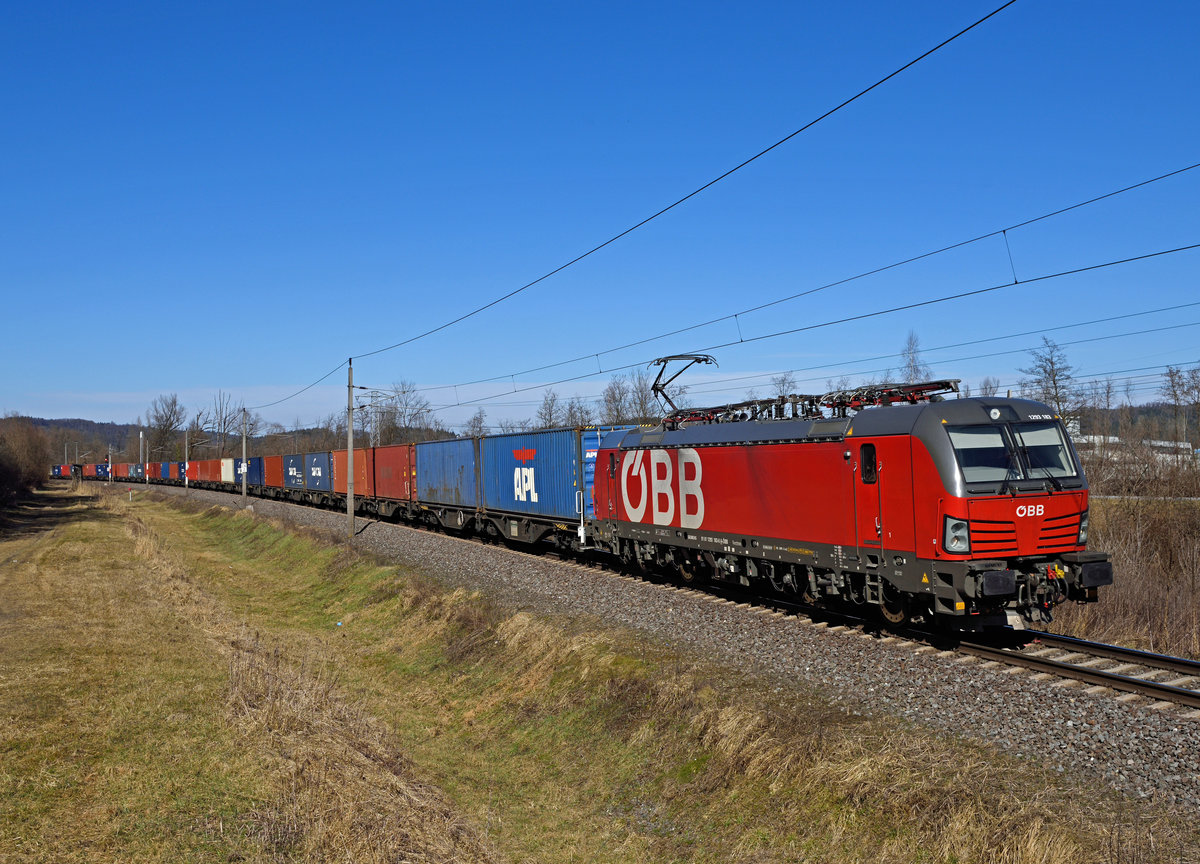 Am 28. Feber 2021 war der ÖBB-Vectron 1293 183 mit dem 43601 in Richtung Süden unterwegs und wurde von mir nahe der Haltestelle Lebring fotografiert.