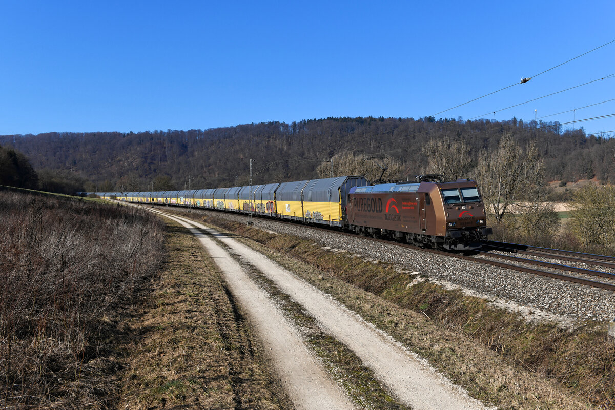Am 28. Februar 2021 wurde an der Strecke zwischen Nürnberg und Regensburg gebaut. Der von der goldenen 185 538 bespannte DGS 59907 von Imsumer Deich nach Regensburg Ost nahm daher einen Umweg über Treuchtlingen und Ingolstadt, um zu seinem Zielbahnhof zu gelangen. Bei Obereichstätt konnte ich den umgeleiteten Autotransportzug aufnehmen. 
