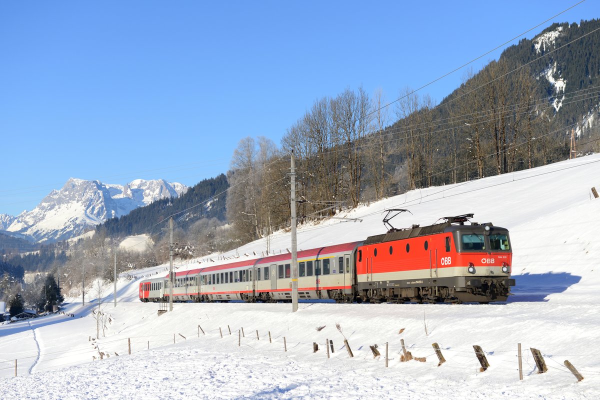 Am 28. Januar 2017 war die 1144.213 für den IC 513 nach Graz HBF eingeteilt. Aufgenommen werden konnte die Leistung bei Niedernfritz im Pongau. Im Bildhintergrund das Hochkönig Massiv.