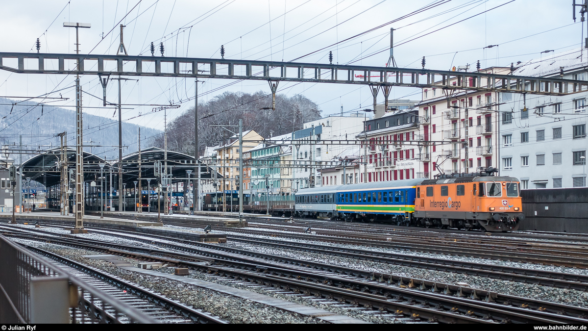 Am 28. Januar 2019 hatte die Re 4/4 II 11320 die Aufgabe, zwei Twindexx-Wagen von Basel nach Villeneuve zu bringen. Neben den üblichen Flachwagen waren als Bremswagen auch zwei unterschiedlich lackierte Personenwagen von Heros Rail an der Zugspitze eingereiht. Hier bei der Durchfahrt im Bahnhof Olten.