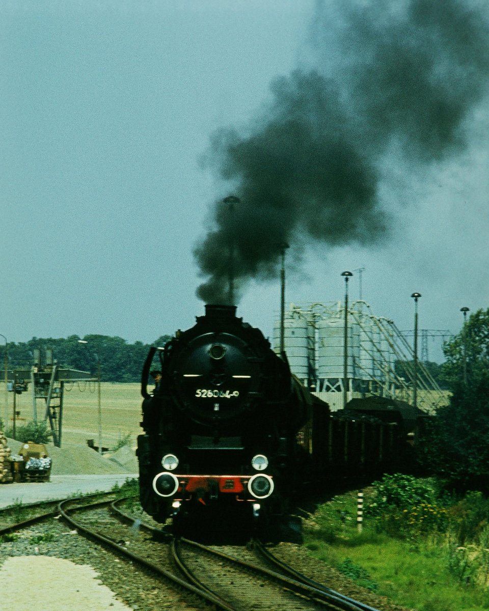 Am 28. Juli 1986 entstand zwischen Malschwitz und Guttau an der ehemaligen Strecke Bautzen - Radibor - Weißenberg dieses Foto der 52 8064 vor einem Güterzug.