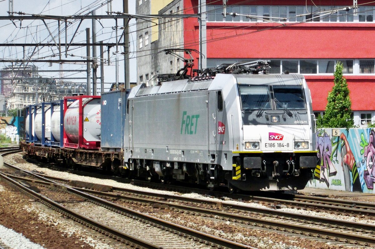 Am 28 Juni 2016 durchfahrt Akiem/FRET SNCF 186 184 Antwerpen-Berchem.