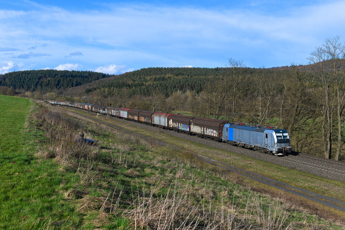 Am 28. März 2024 war auf der Nord-Süd-Strecke noch etwas an Güterverkehr geboten, bevor die feiertägliche Ruhe einsetzte. Am Nachmittag konnte ich bei Bernhards die zum Aufnahmezeitpunkt erst wenige Wochen im Einsatz stehende und für TXLogistik fahrende 6193 154 von Railpool vor einem aus H-Wagen gebildeten Ganzzug südwärtsfahrend fotografieren. Mutmaßlich handelte es sich bei dieser Leistung um einen leeren Müllzug aus Bad Bentheim, der zurück nach Italien fuhr. 