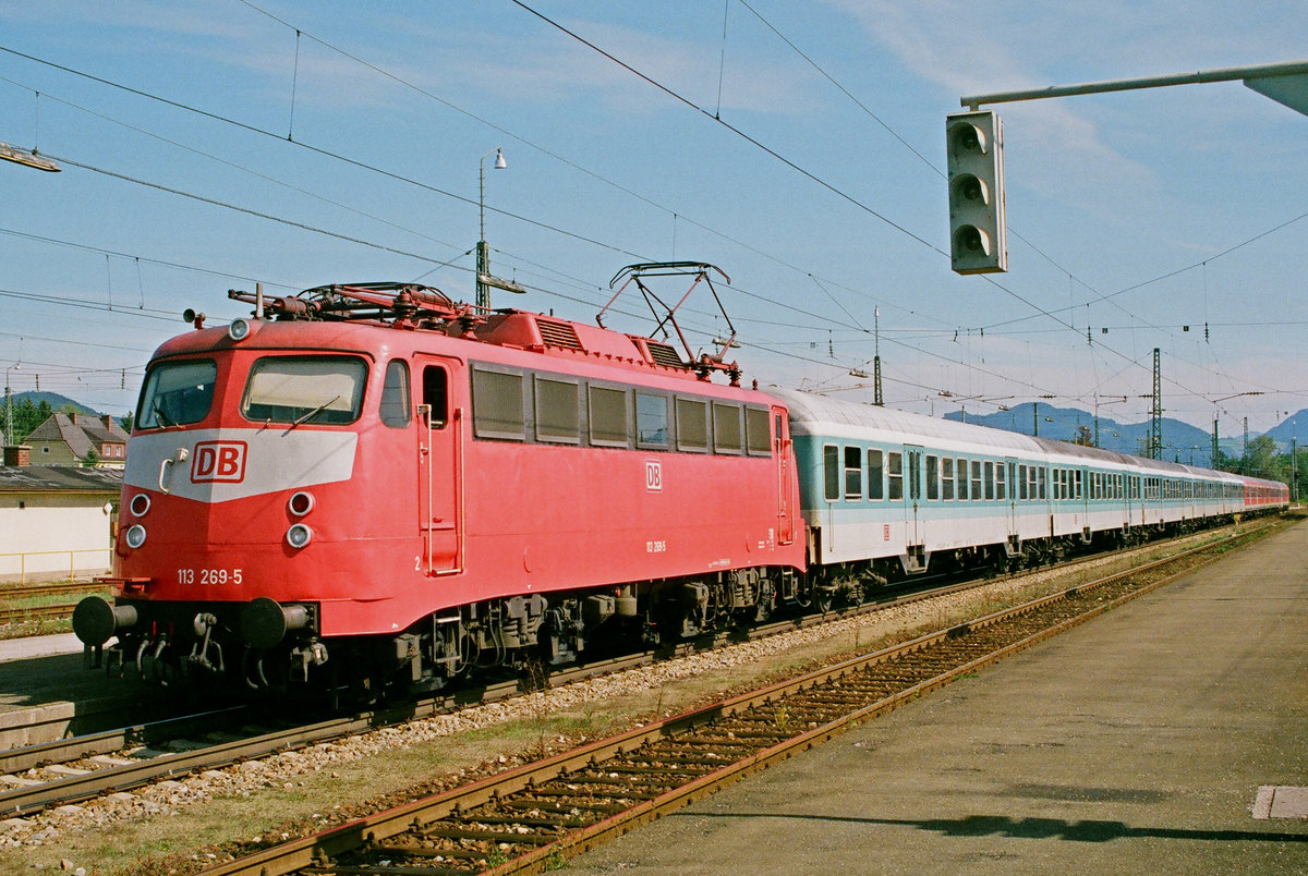 Am 28. September 1999 steht die Lokomotive DB 113 269 im Bahnhof Freilassing vor einem abfahrbereiten IR nach München