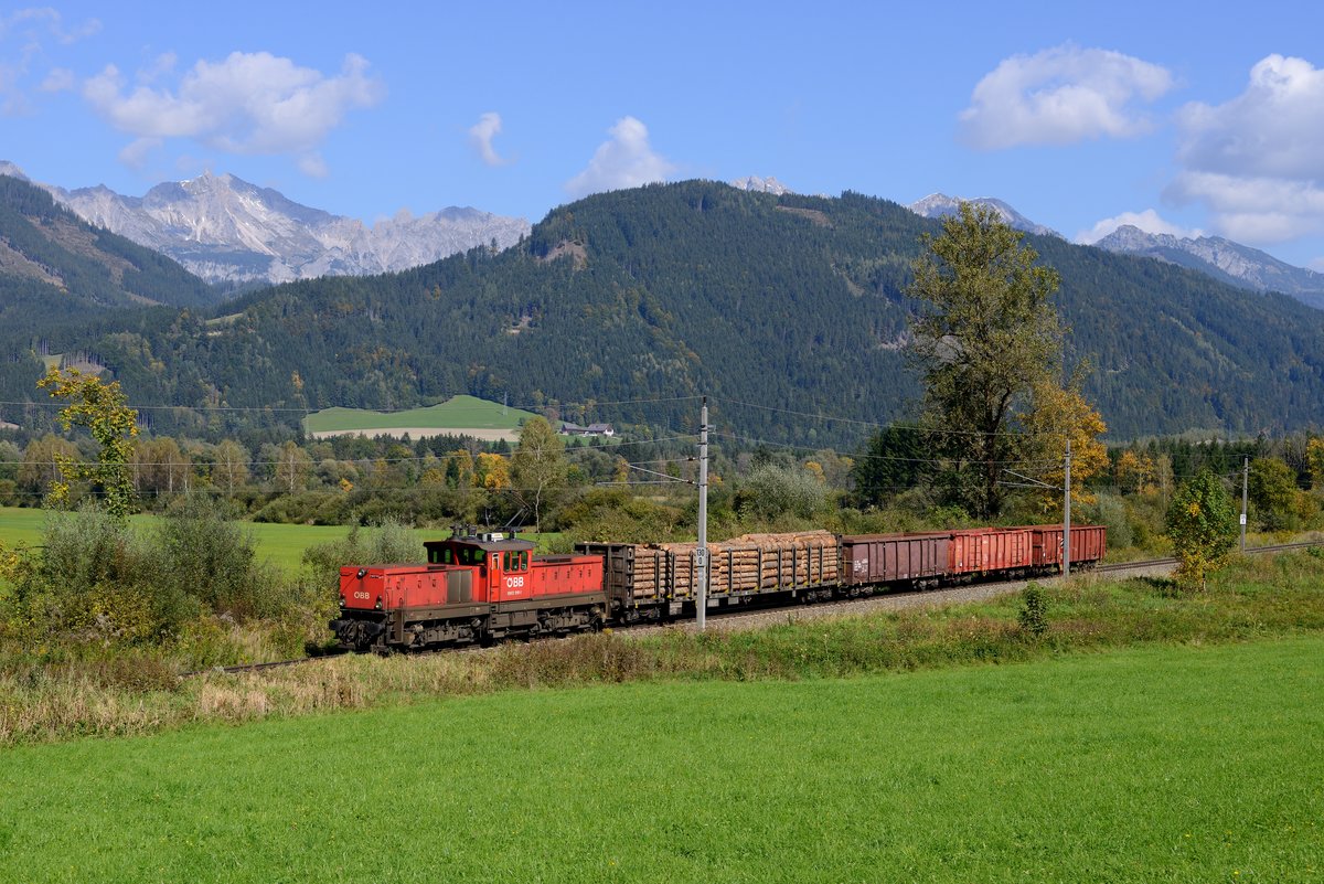 Am 28. September 2017 konnte ich die 1063.010 mit dem VG 73620 von Hieflau bei Aigen fotografieren. Rund um Selzthal gibt es noch einiges an Fahrverschub zu beobachten, Ladegut ist fast ausschließlich Holz. Im Hintergrund der Scheiblingstein und die Kreuzmauer.