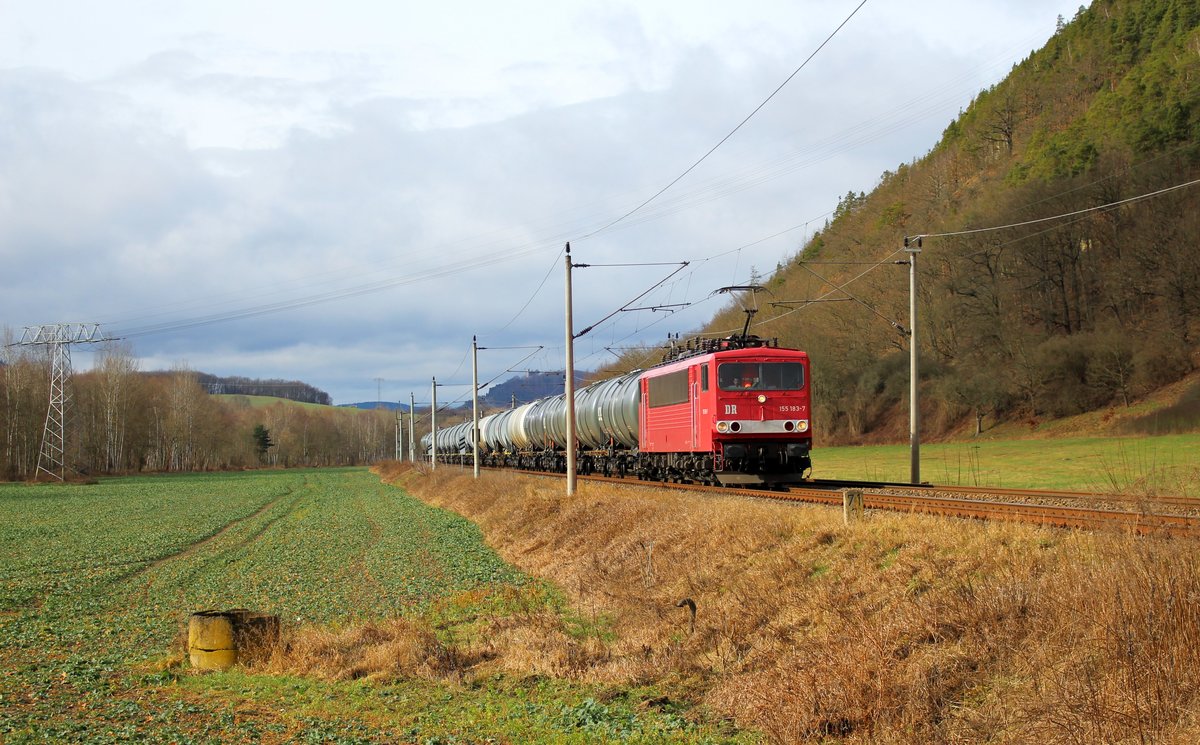 Am 28.01.18 fuhr die 155 183-7 (Maik Ampft Eisenbahndienstleistungen, Limbach-Oberfrohna  91 80 6155 183-7 D-MAED) einen Kesselzug von Großkorbetha durch Remschütz bei Saalfeld/Saale.