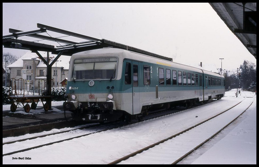 Am 28.01.1996 konnte man von Brilon Wald nur noch bis Korbach fahren. Die weitere Strecke in Richtung Frankenberg war still gelegt. 628671 war hier gerade um 13.36 Uhr als RB 8789 aus Brilon Wald in Korbach angekommen.