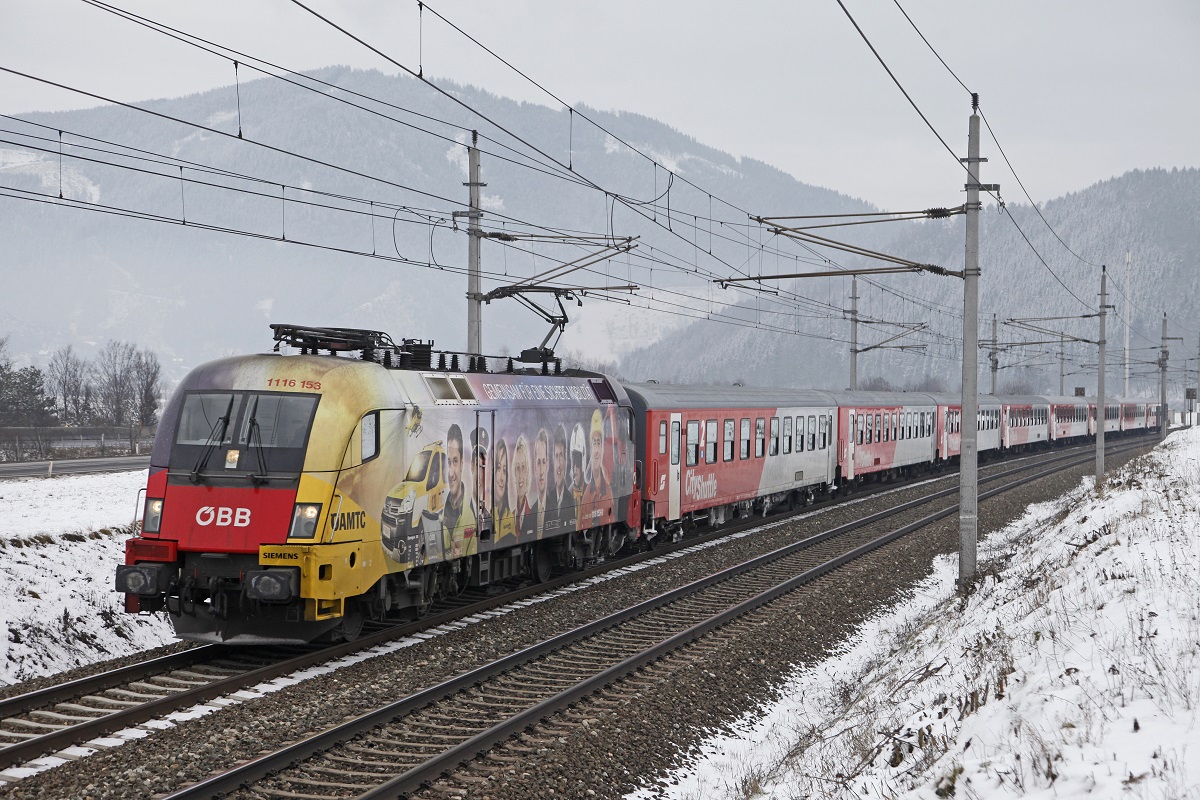 Am 28.01.2014 wurden aus allen Teilen Österreichs mehre Sonderzüge zum Nachtslalom in Schladming in Verkehr gestetzt. Der Zug aus Graz wurde mit der 1116 153 (ÖAMTC) bespannt und ist hier bei Niklasdorf zu sehen.