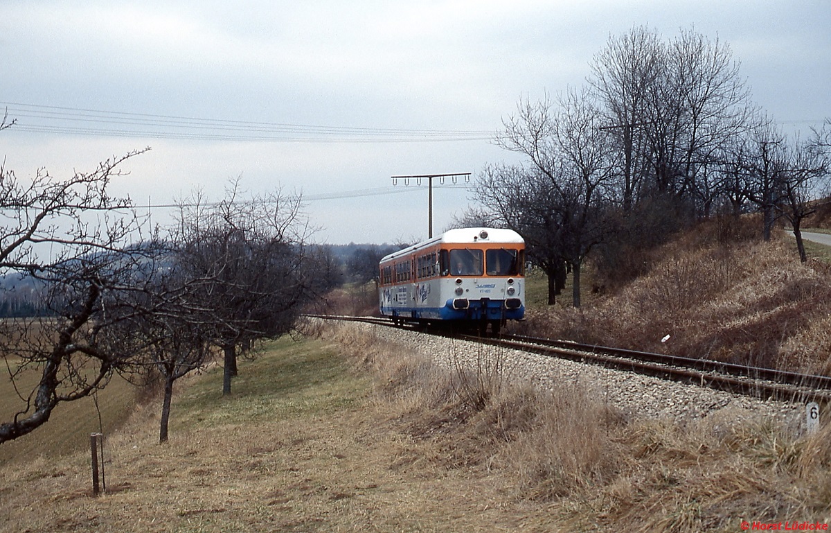 Am 28.02.1992 hat VT 405 der WEG auf dem Weg von Nürtingen nach Neuffen bald den Endbahnhof erreicht.
