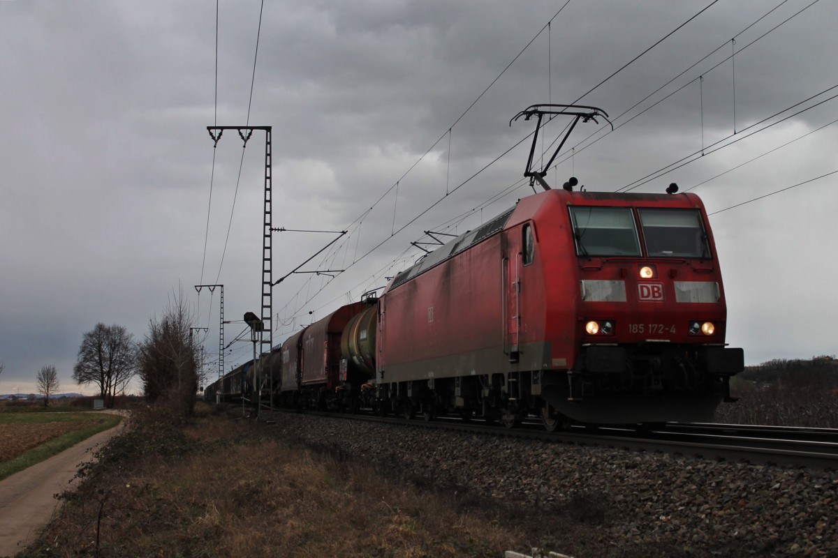 Am 28.02.2014 bespannte die Mannheimer 185 172-4 eine kleinen gemischten Güterzug, als sie den Bahnhofsberecih von Müllheim (Baden) passiert.