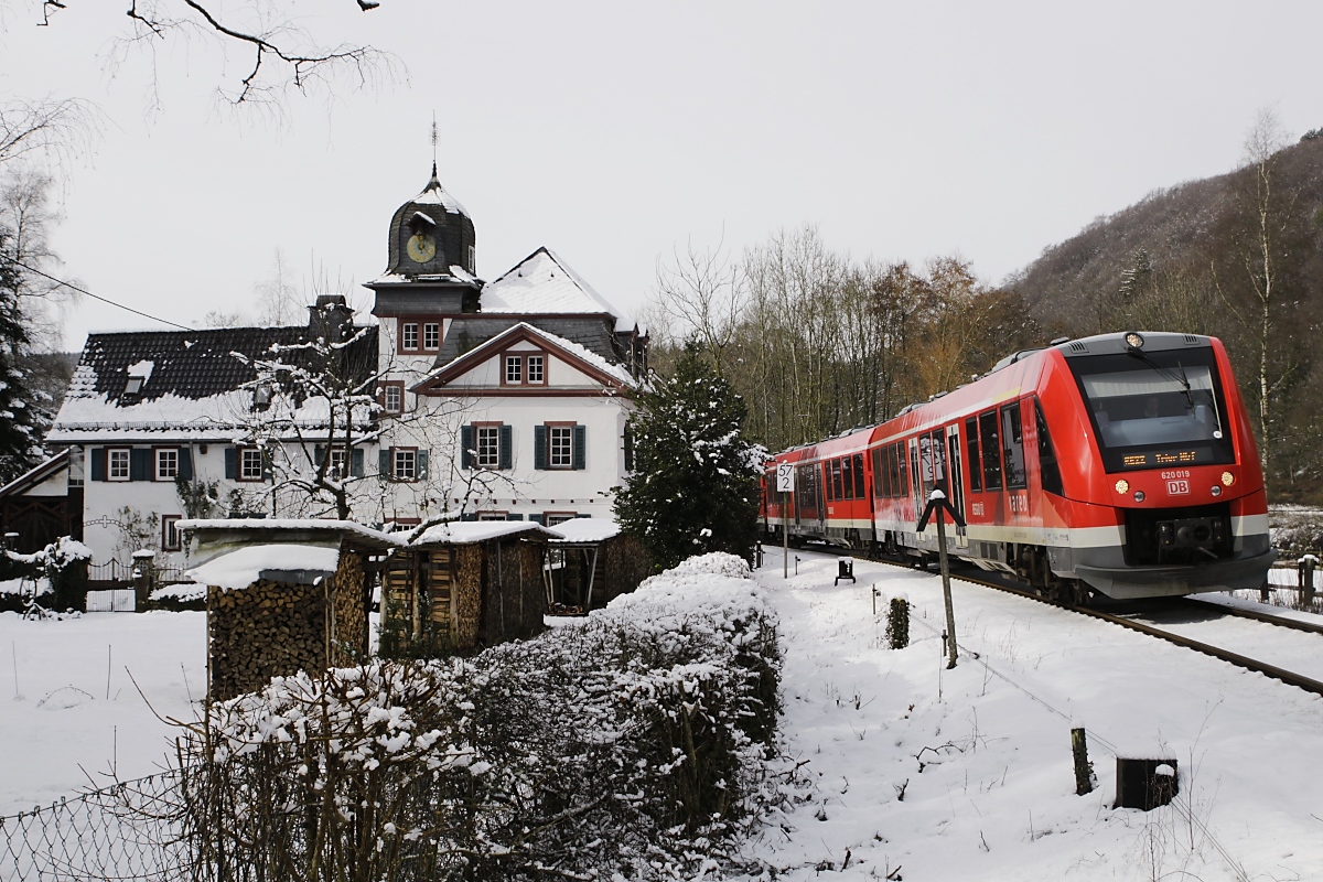 Am 28.02.2020 fährt 620 019/519 mit seinem RE von Köln nach Trier an der Urfter Mühle vorbei