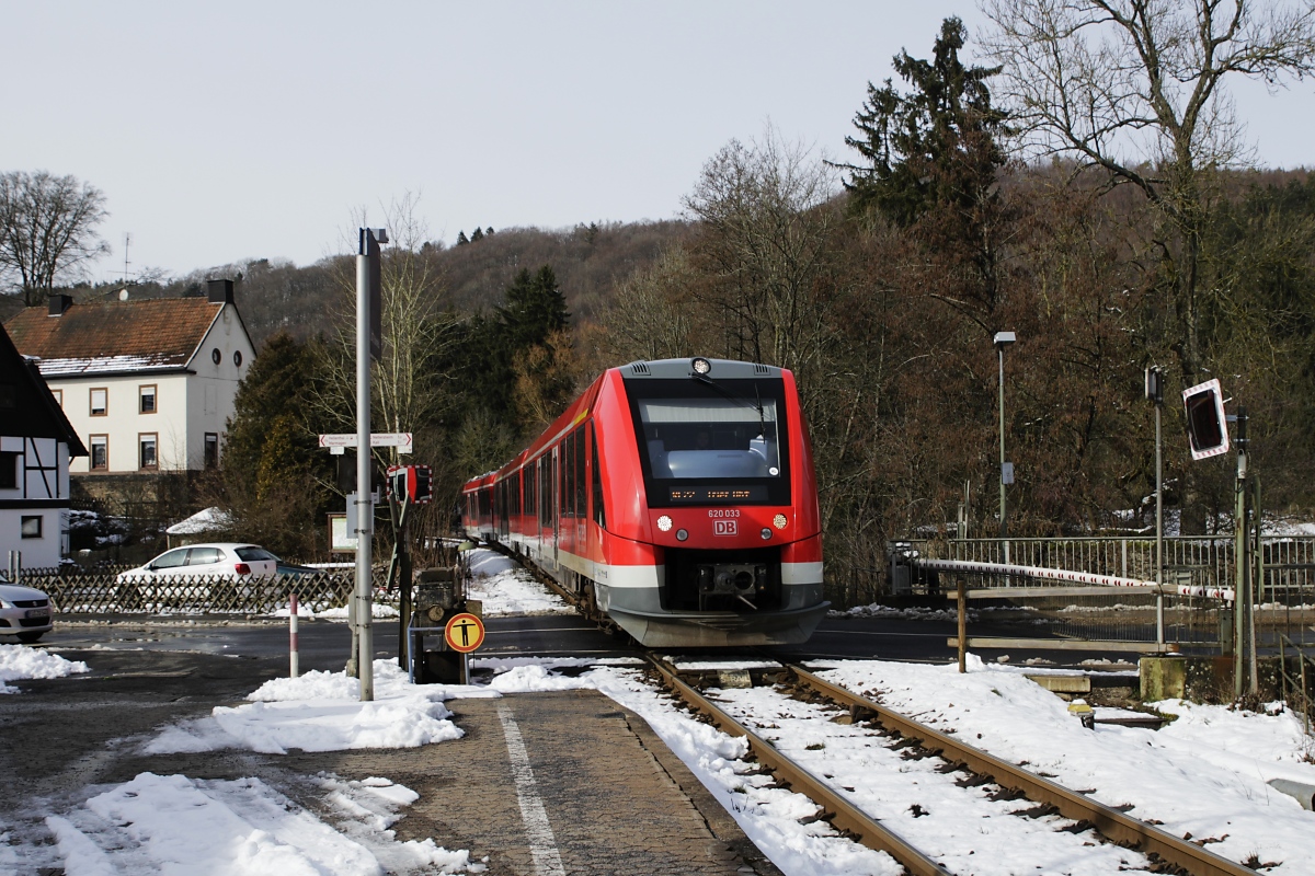 Am 28.02.2020 fährt 620 033 in Urft (Steinfeld) ein