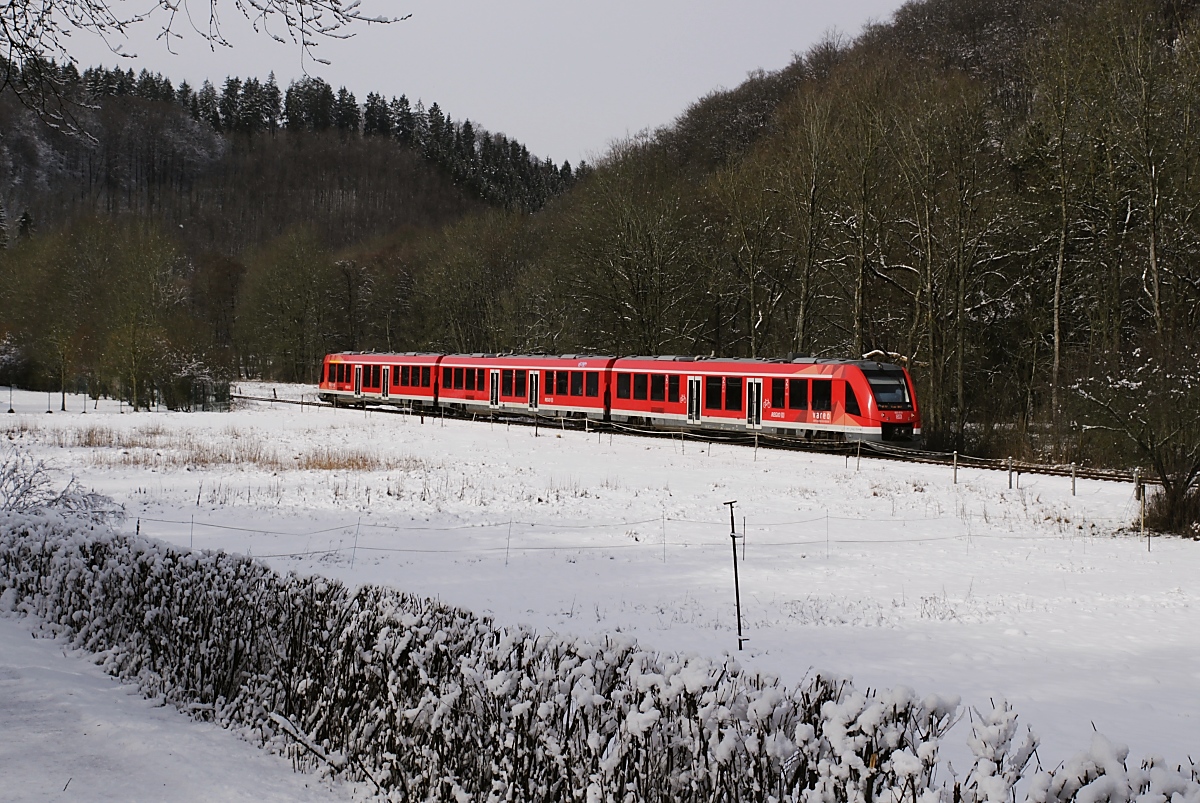 Am 28.02.2020 hat 620 016/516 mit seinem RE von Köln nach Trier gleich den Bahnhof Urft (Steinfeld) erreicht. Bei Temperaturen im Plusbereich sind die Unterschiede zwischen Schatten- und Sonnenseite schon gut erkennbar.
