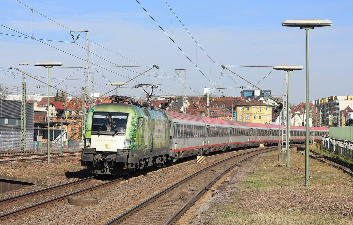 Am 28.03.19 zieht 1116 023 EC 113 durch den Bahnhof Stuttgart-Zuffenhausen.