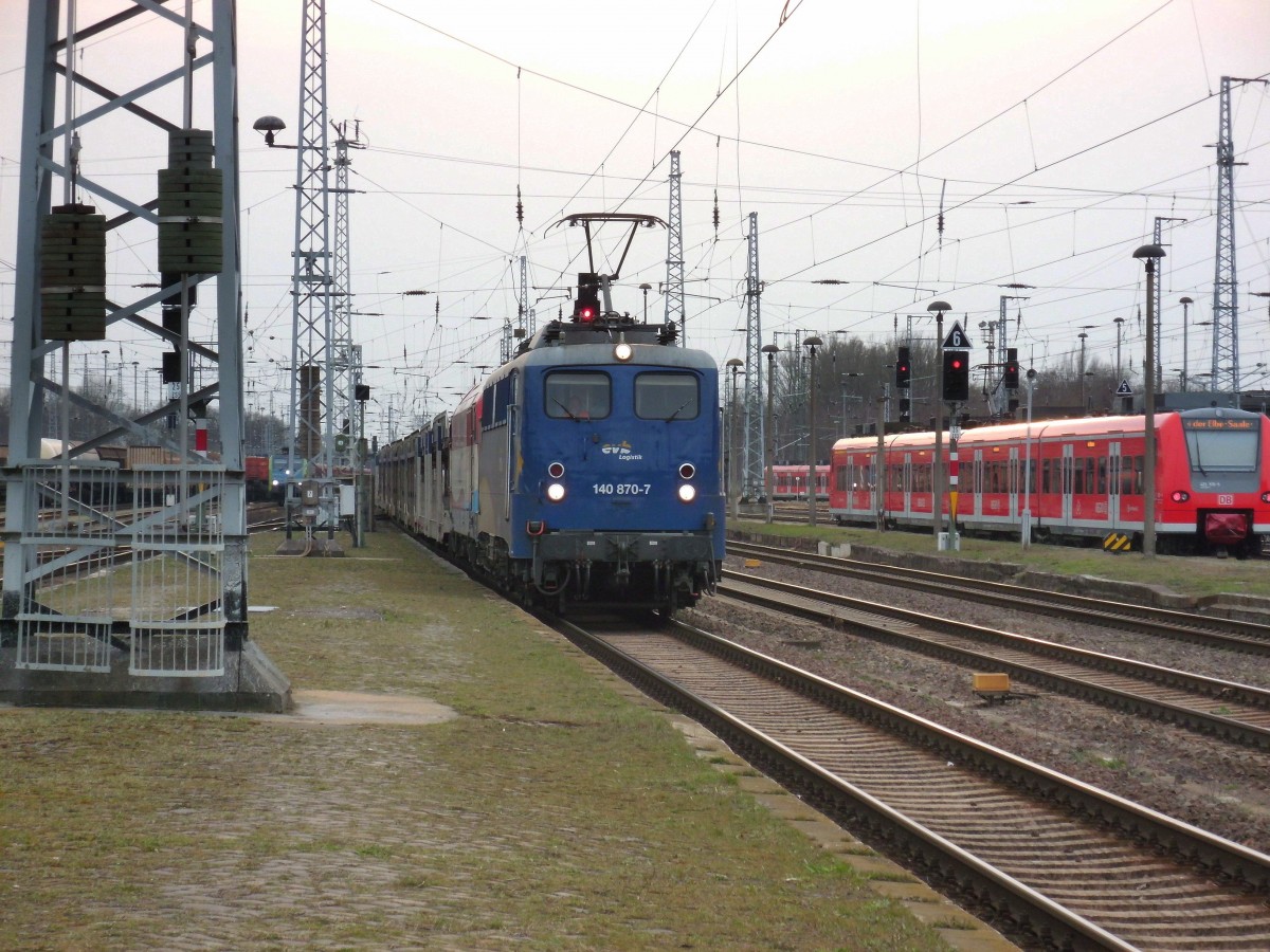 Am 28.03.2015 kam 140 870&420 13(223 033) mit ihrem leeren BLG Autozug aus Richtung Wittenberge nach Stendal und fuhr weiter nach Magdeburg. 