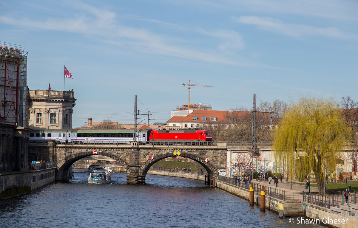 Am 28.03.2016 konnte ich 120 111 mit dem EC 45 nach Warschau in Berlin an der Museumsinsel aufnehmen.