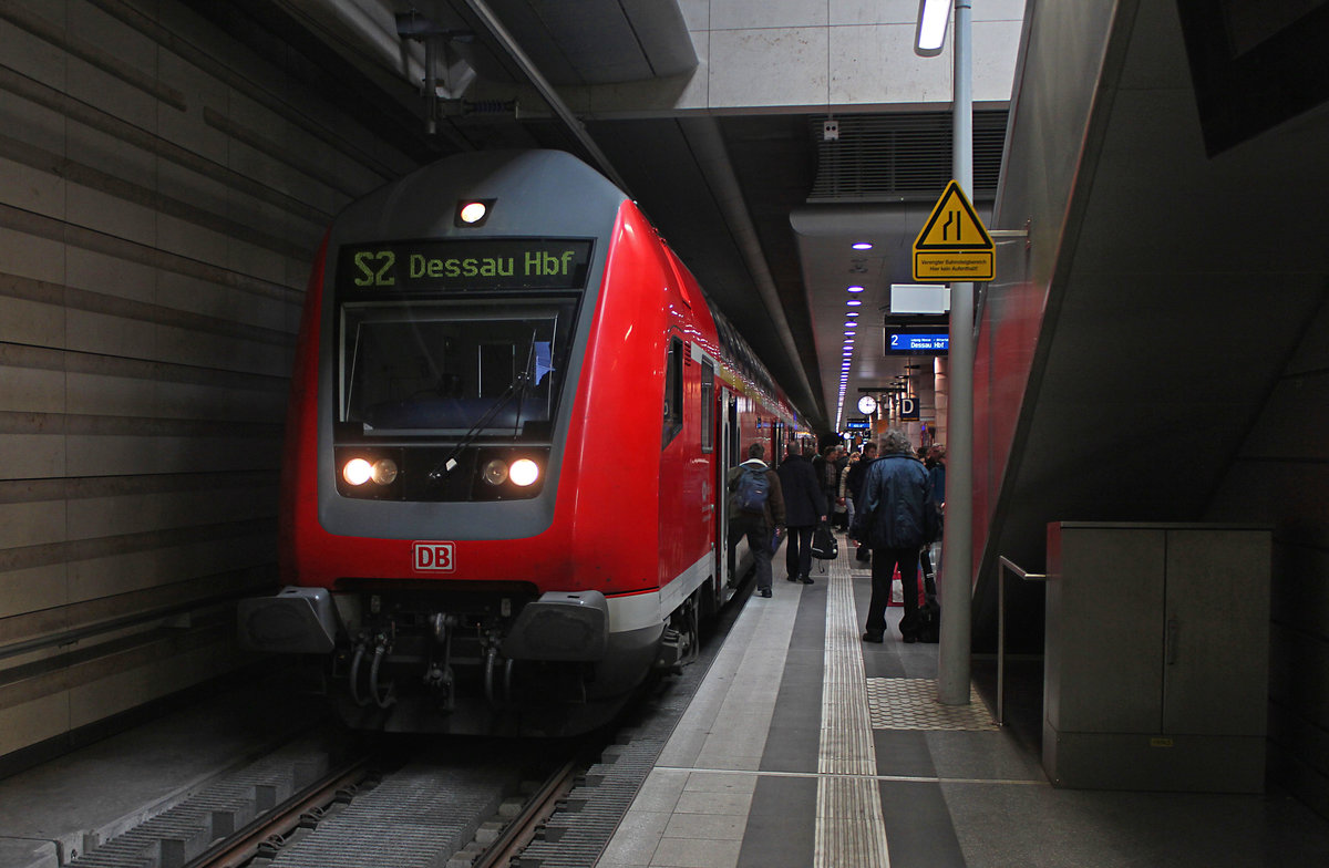 Am 28.03.2016 steht die S2 (Leipzig-Connewitz - Dessau Hbf) in Leipzig Hbf (Tief), Schublok war die 182 022-4.