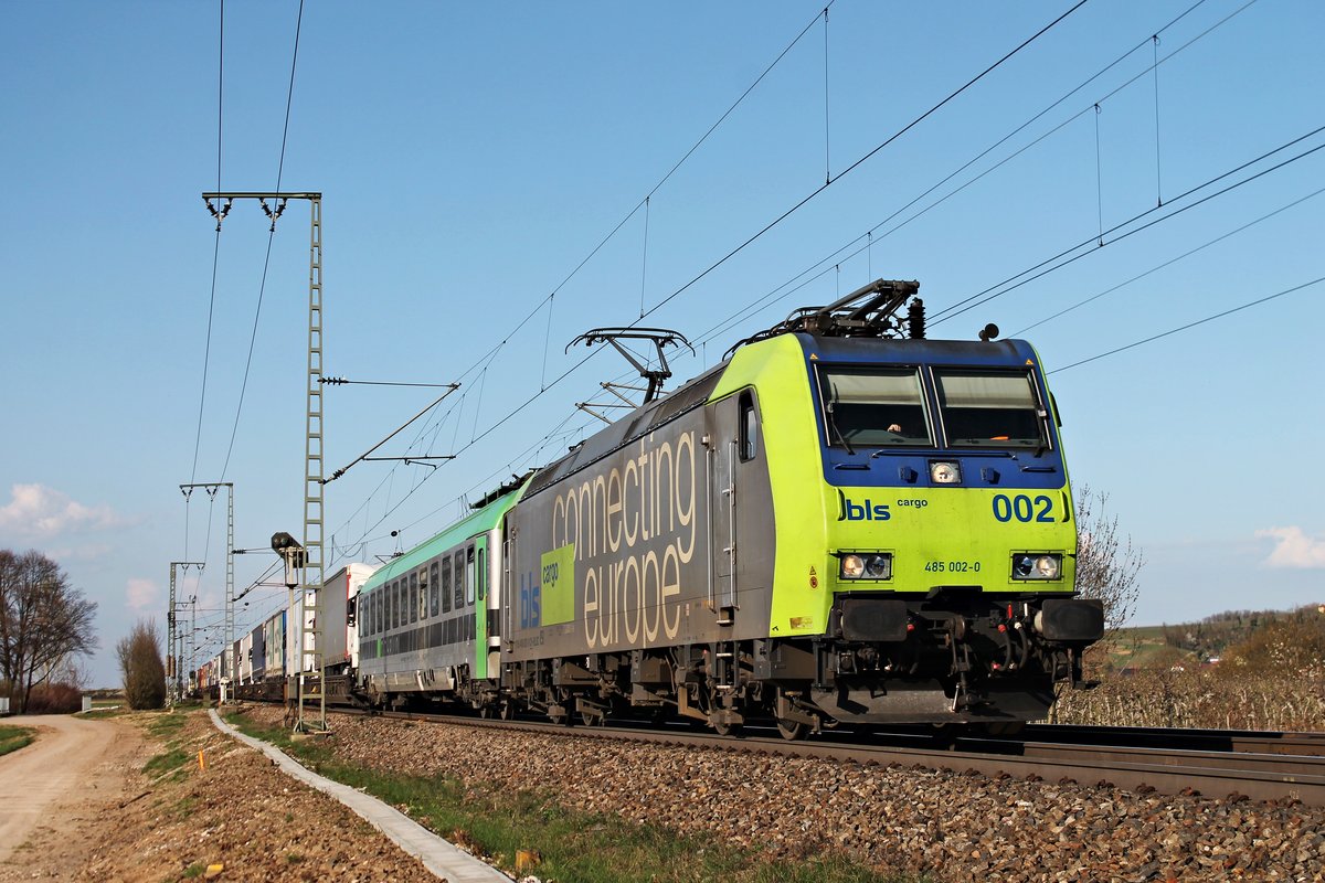 Am 28.03.2017 fuhr Re 485 002-0 mit einer RoLa (Freiburg (Brsg) Rbf - Novara Boschetto), den sie bis Domodossola bespannt, nördlich von Müllheim (Baden) über die KBS 703 in Richtung Schweizer Grenze.