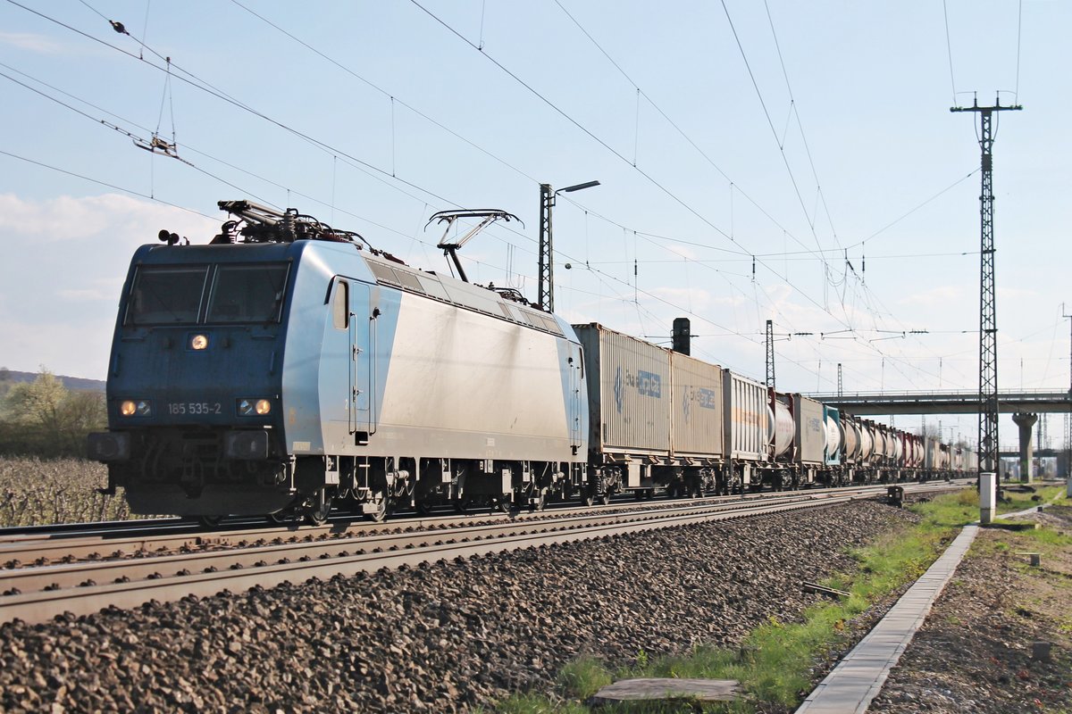 Am 28.03.2017 war ATLU/Crossrail 185 535-2 unterwegs mit einem Containerzug nach Belgien, denn sie bis nach Aachen West bespannen wird, nördlich von Müllheim (Baden) in Richtung Freiburg (Breisgau).