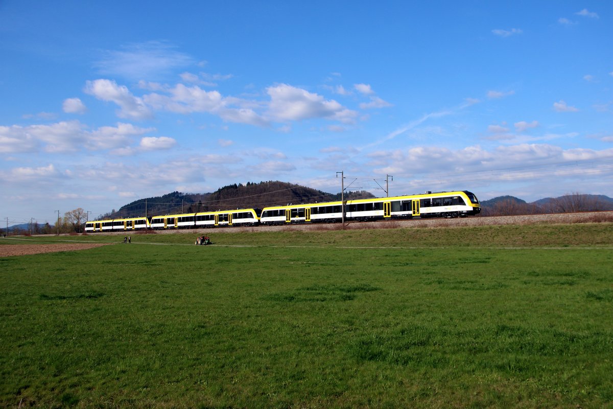 Am 28.03.2019 wurden die ersten drei LINT 54 für den Ulmer Stern in Richtung Schwarzwald befördert. 

Die HzL hat sich auf das Los 12 (Ulmer Stern) beworben und gewonnen. 

Dadurch, dass die Unternehmen HzL und SWEG , zur  neuen  SWEG verschmolzen wurde, haben diese Fahrzeuge das  SWEG-Logo  bekommen.

Hier fahren 622 451, 452 und 453 als DbZ 91553 bei Biberach in den Schwarzwald hinauf.