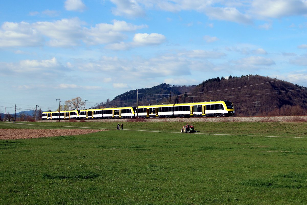 Am 28.03.2019 wurden die ersten drei LINT 54 für den Ulmer Stern in Richtung Schwarzwald befördert. 

Die HzL hat sich auf das Los 12 (Ulmer Stern) beworben und gewonnen. 

Dadurch, dass die Unternehmen HzL und SWEG , zur  neuen  SWEG verschmolzen wurde, haben diese Fahrzeuge das  SWEG-Logo  bekommen.

Hier fahren 622 451, 452 und 453 als DbZ 91553 bei Biberach in den Schwarzwald hinauf.