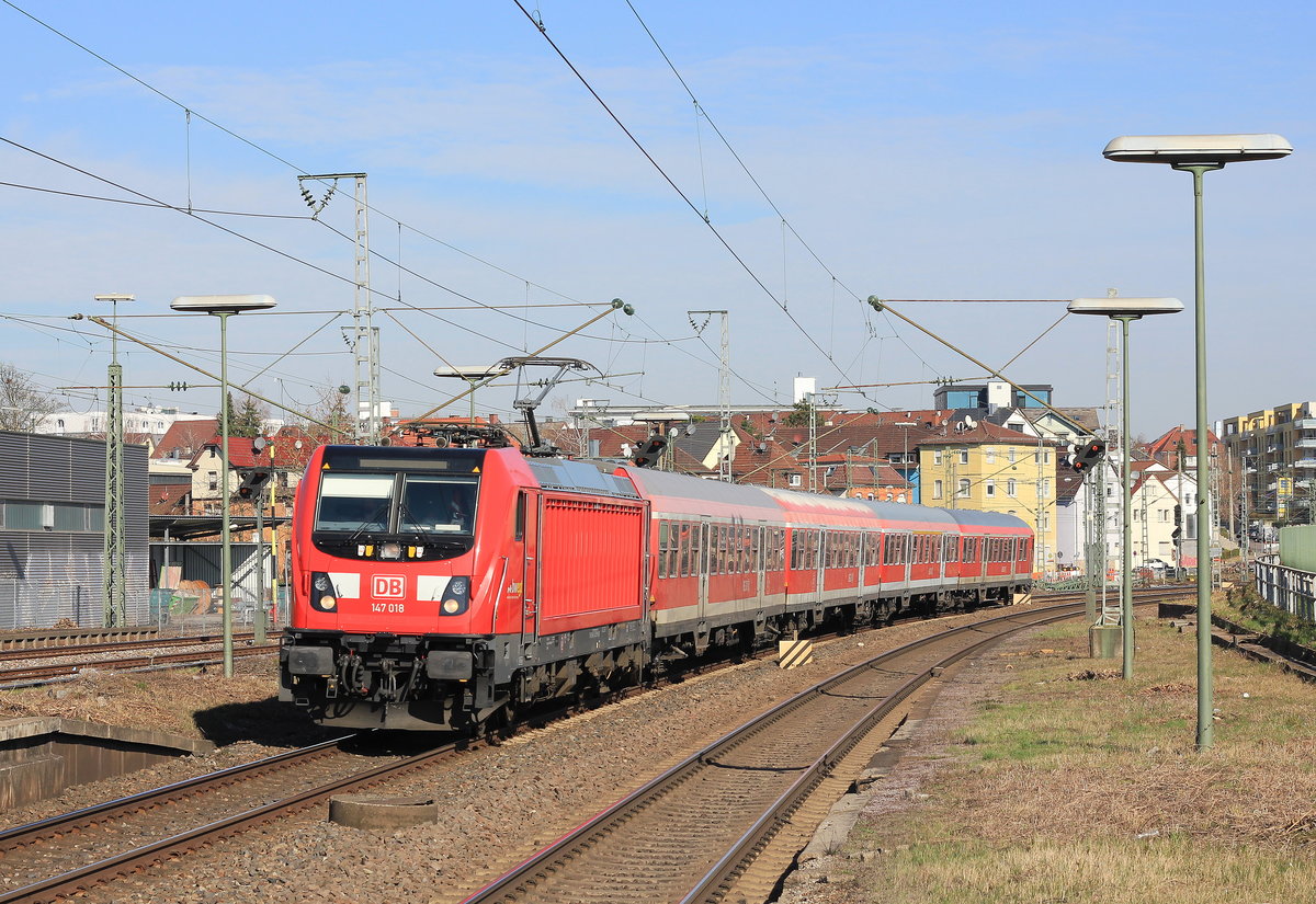 Am 28.03.2019 zieht 147 018 ihre RB aus Heilbronn durch den Bahnhof Stuttgart-Zuffenhausen.