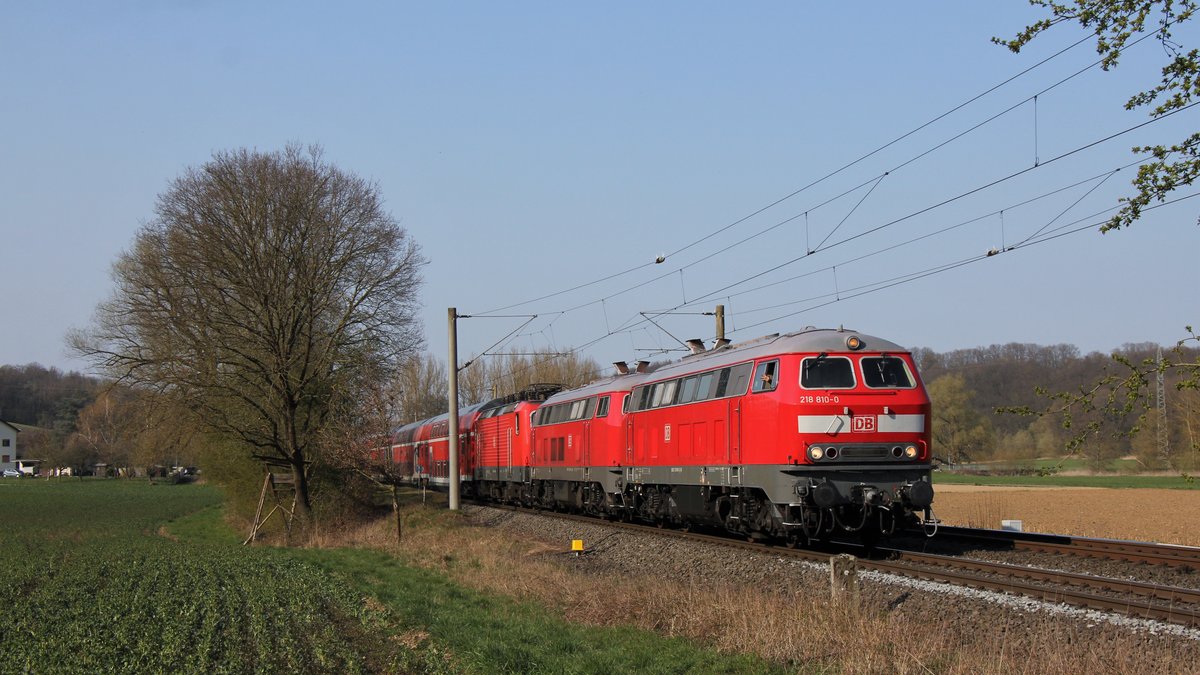 Am 28.03.2020 ziehen die beiden Hilfsloks 218 810 und 218 824 von DB Fernverkehr einen zuvor verunglückten Regionalzug von DB Regio ab. Der Regionalzug fuhr auf dem Weg von Limburg (Lahn) nach Frankfurt (Main) vor Lindenholzhausen in einen Baum und konnte daraufhin nicht aus eigenem Antrieb weiterfahren.