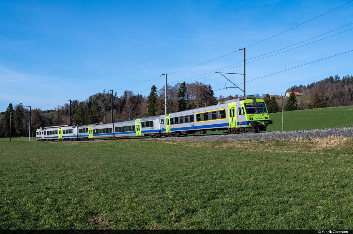 Am 28.03.2021 ist BLS ABt 980 mit RBDe 565 740 unterwegs als S6 15666 von Bern nach Schwarzenburg und konnte hier zwischen Schwarzwasserbrücke und Schwarzenburg aufgenommen werden.
