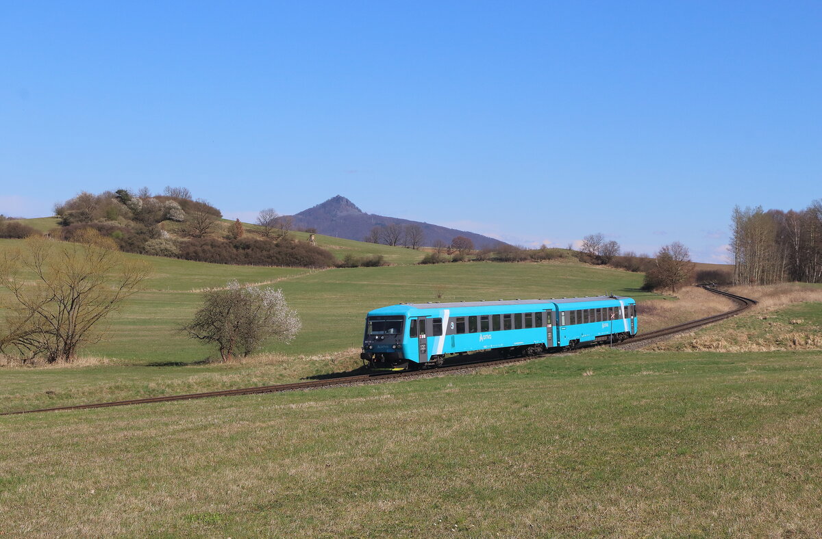Am 28.03.2024 konnte der Triebwagen 845 der Arriva Gesellschaft bei bestem Sonnenschein bei Mimon, mit dem Ralkso im Hintergrund aufgenommen werden. Der mintgrüne Triebwagen war von Liberec auf dem Weg nach Usti nad Labem über Ceska Lipa und Decin.  