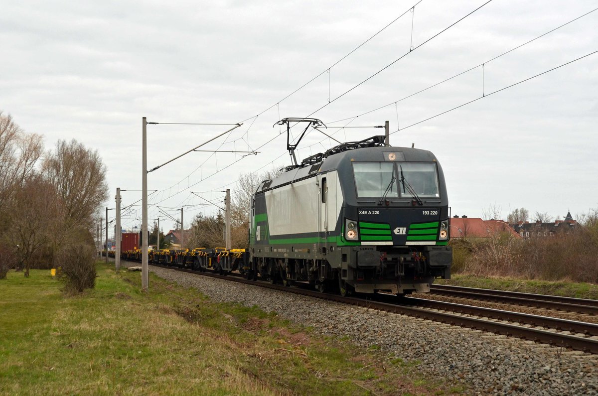 Am 28.03.21 führte 193 220 der ELL einen bis auf eine Ausnahme leeren Containerzug durch Greppin Richtung Bitterfeld.