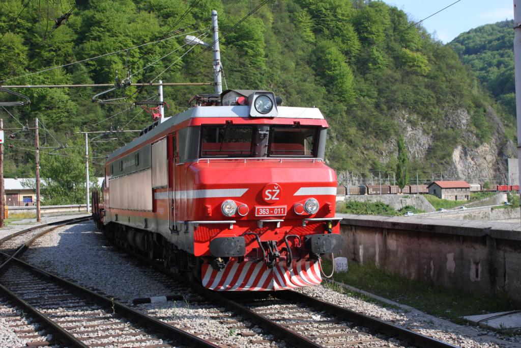 Am 28.04.2008 stand ich im Bahnhof Zidani Most und wartete auf Züge aus Richtung Maribor,Lasko und aus Richtung Dobova bzw. Kroatien. Auf letzterer Strecke kam mir dann SZ 363011 mit einem Güterzug vor die Linse.