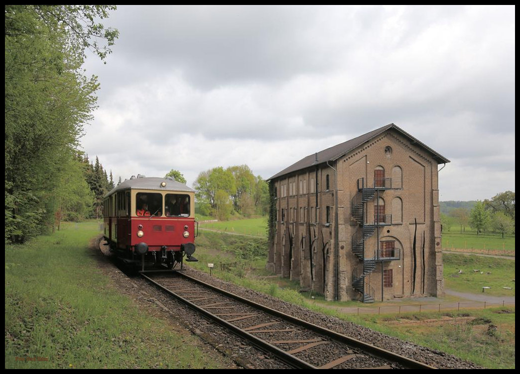 Am 28.04.2019 führte Eisenbahntradition eine Sonderfahrt von Lengerich zum Stahlwerk in Georgsmarienhütte durch. Fahrzeug war der TWE Triebwagen VT 03. Um 10.34 Uhr kam der Zug durch den ehemaligen Haltepunkt Augustaschacht in Hasbergen. Rechts ist das alte Pumpenhaus des einstigen Schachtes zu sehen. Das Pumpenhaus ist heute eine Gedenkstätte an deportierte Zwangsarbeiter zur Nazi Zeit. 