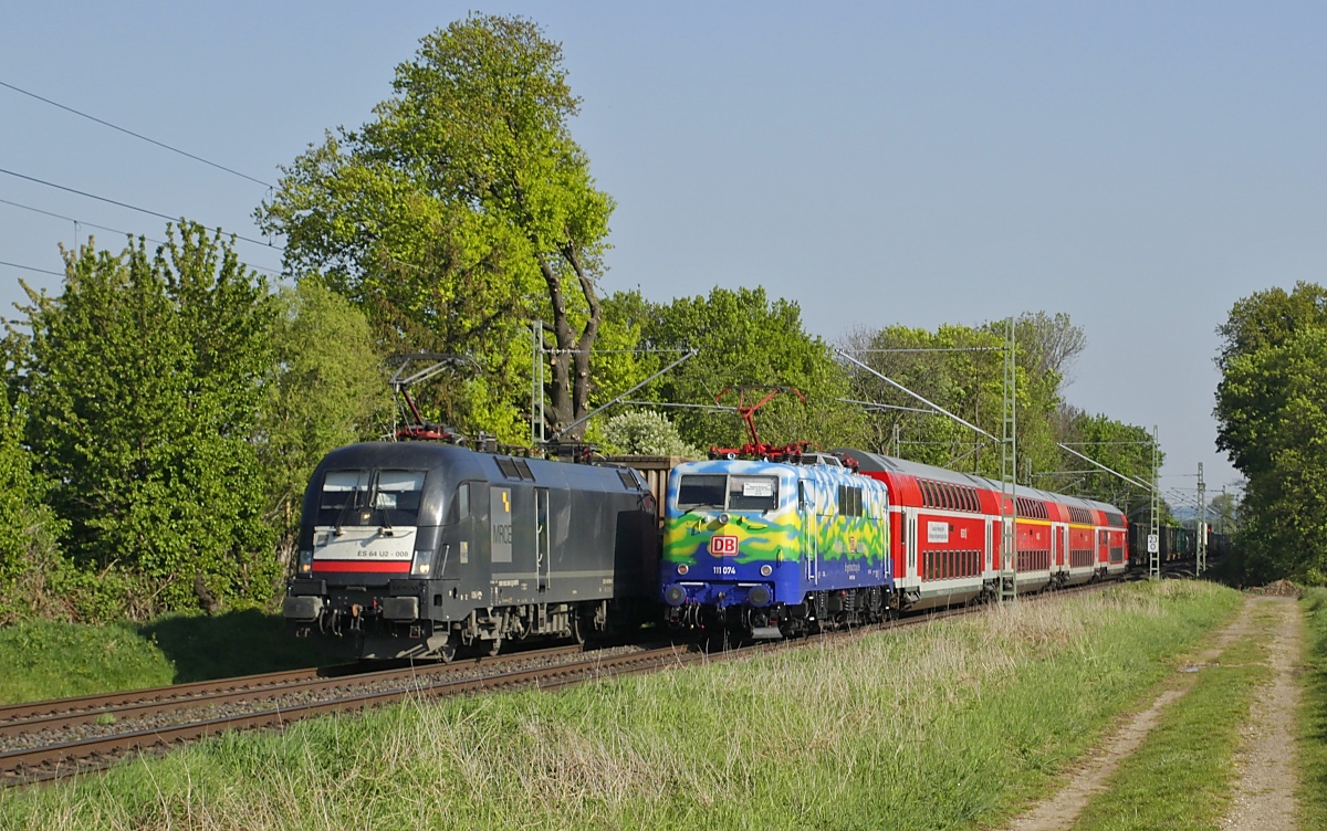 Am 28.04.2022 treffen sich bei Bornheim die MRCE-182 008 und die 111 074 von DB-Gebrauchtzug
