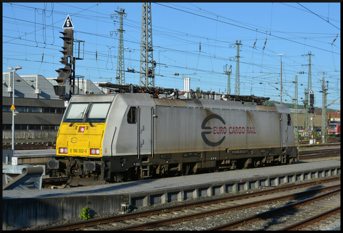 Am 28.04.2026 war die Mehrsystem-TRAXX EURO CARGO RAIL E 186 302-6 allein von Saarbrücken nach Würzburg gefahren worden. Am Morgen des Folgetages konnte die Maschine auf Gleis 423 in Würzburg Hbf dokumentiert werden, bevor sie am 30.04.2026 dann ins DB Werk Dessau zu Fristarbeiten (Fristablauf: 07.06.2026) weiterreiste.