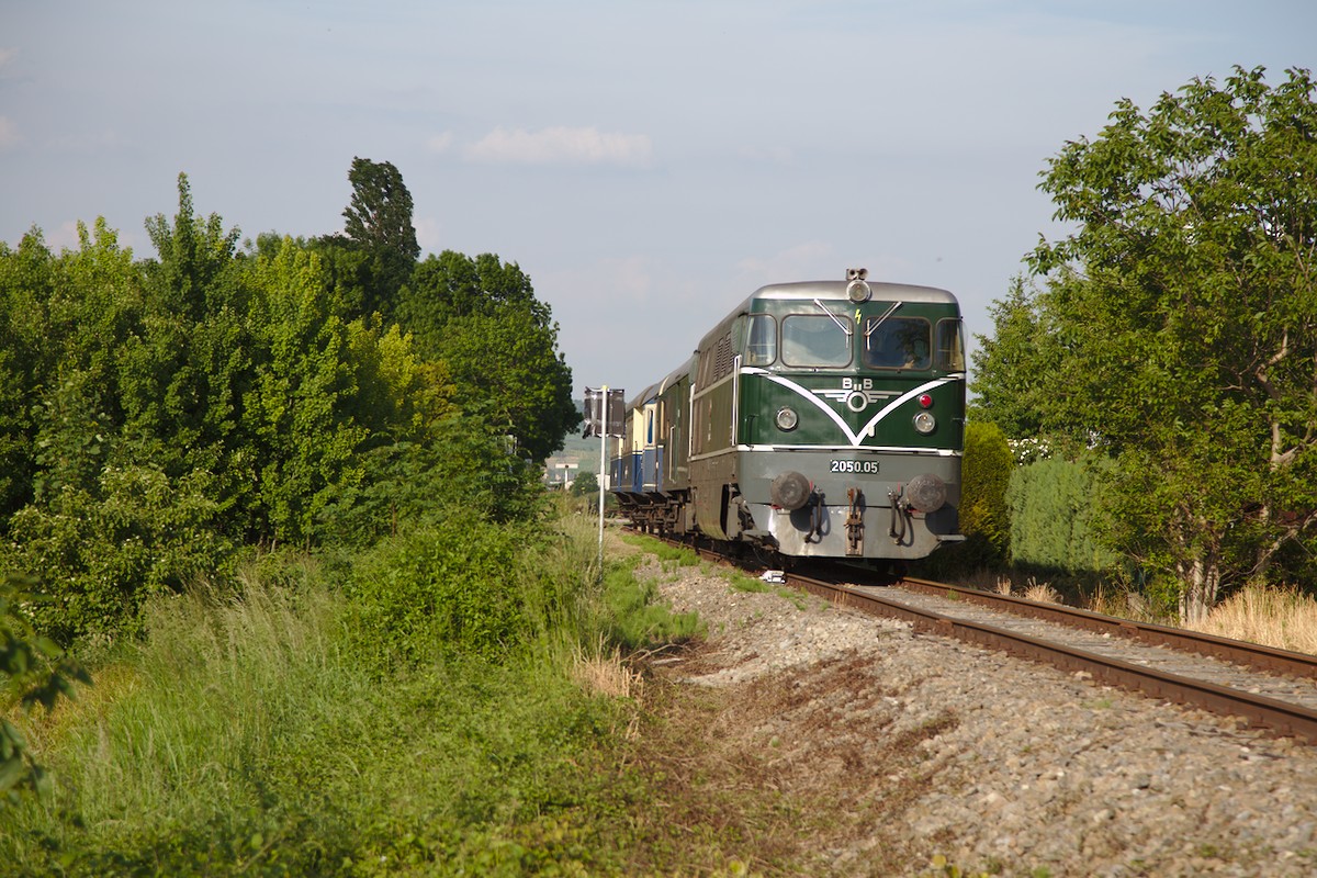 Am 28.05 war die grüne 2050.05 mit dem Nostalgiezug Leiserberge unterwegs. Das Bild zeigt den Zug in Korneuburg kurz nach der Dabschkaserne auf der Rückfahrt nach Wien Praterstern.