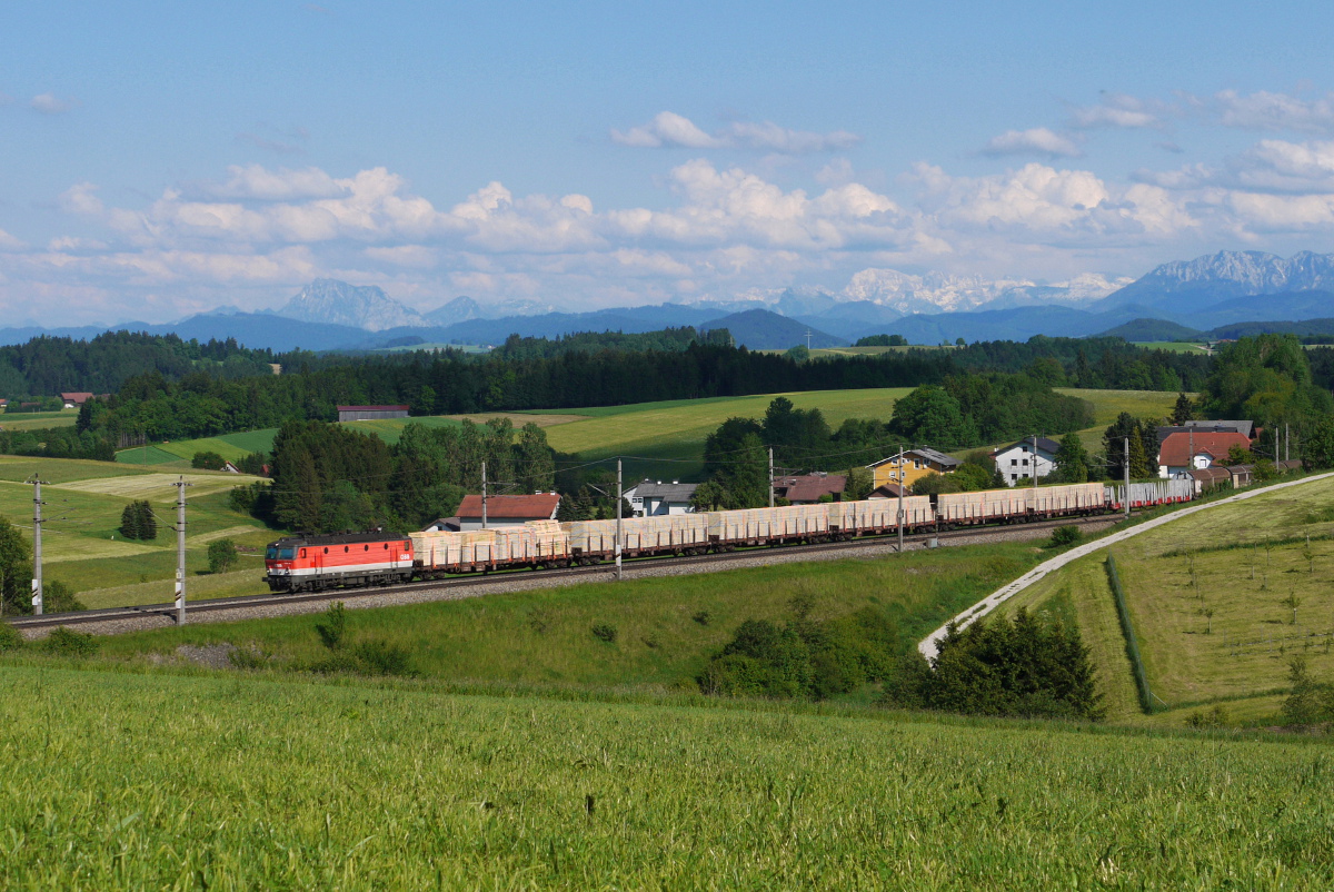 Am 28.05.13 konnte ich oberhalb von Pndorf in Obersterreich eine BB 1144.2 mit dem DG 54384 (Wels Vbf - Salzburg Gnigl-Vbf Einfgr) aufnehmen. Im Hintergrund sieht man die Berge des Salzkammerguts.