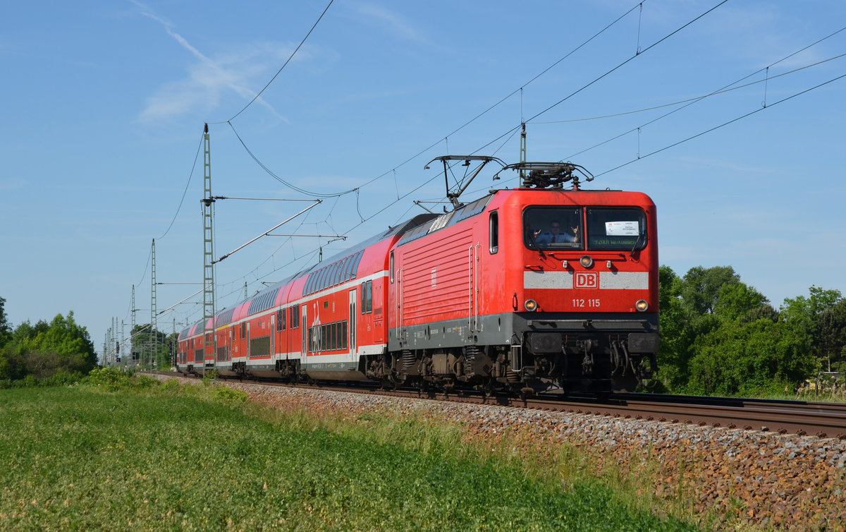 Am 28.05.17 rollte 112 115 mit einem sichtlich gut gelaunten Lokführer durch Gräfenhainichen. Sie führte einen Sonderzug zum Kirchentag von Leipzig nach Pratau.