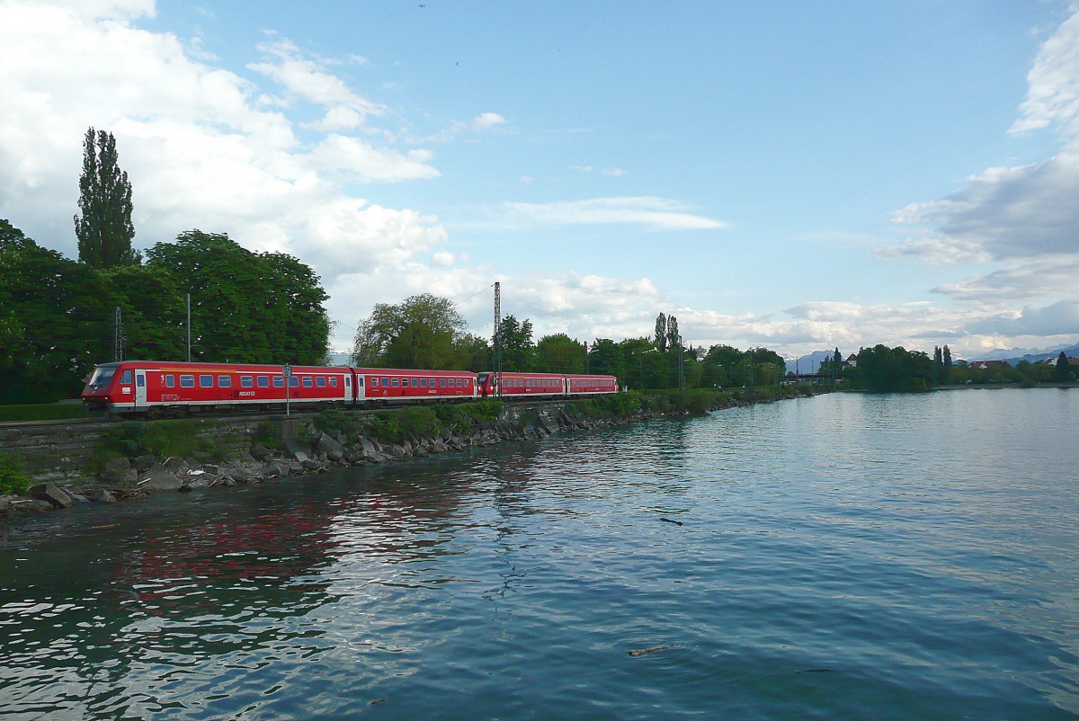 Am 28.05.2013 fahren 2 611er als Ersatz fr die ausgefallene Doppelstockgarnitur als IRE von Lindau nach Stuttgart, gerade aus dem Startbahnhof aus.