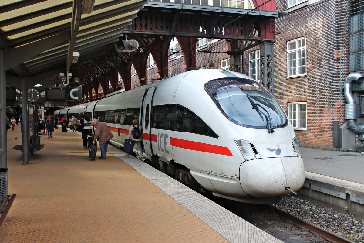 Am 28.05.2015 stand DB/DSB 605 016-4 als ICE 35 (Hamburg Hbf - Koepenhavn H) im Endbahnhof und wird in kürze in die Abstellgruppe rangieren.