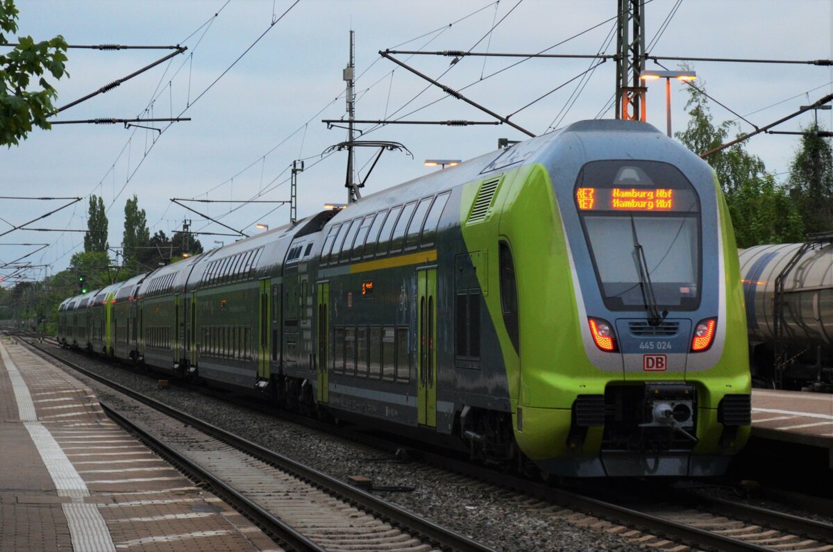 Am 28.05.21 fuhr 445 024 als RE7 (RE 21135) durch Elmshorn weiter nach Hamburg Hauptbahnhof.