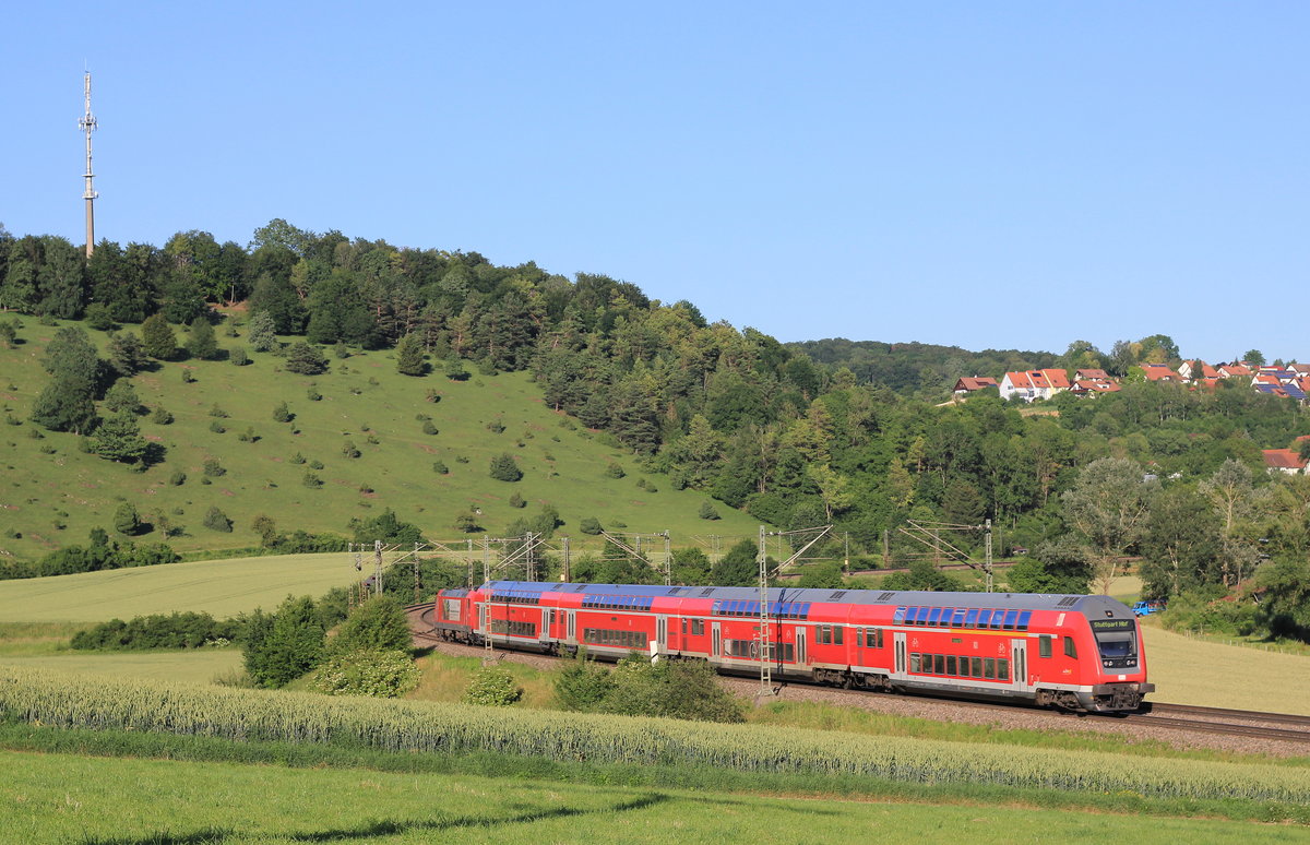 Am 28.06.2019 fährt RE Bieberach-Stuttgart zwischen Lonsee und Urspring über die Schwäbische Alb. 