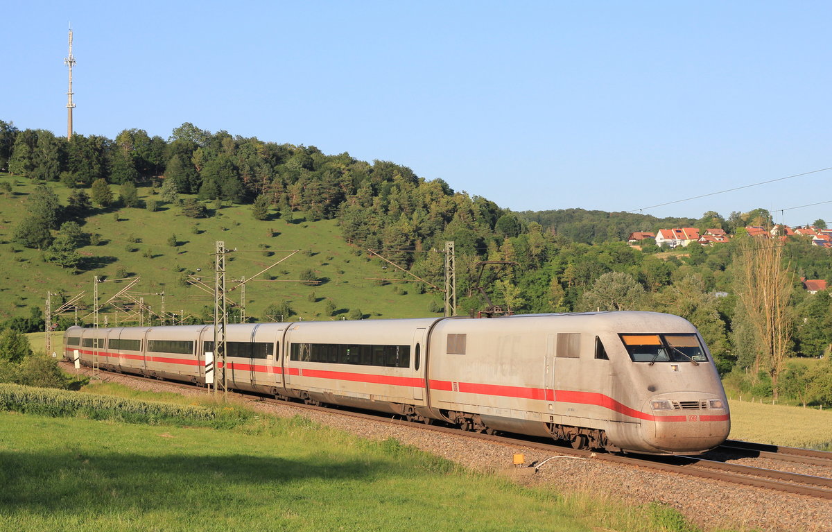 Am 28.06.2019 passiert ein unbekannter 401 als ICE München-Berlin zwischen Lonsee und Urspring die bekannte Wachholderheide. 