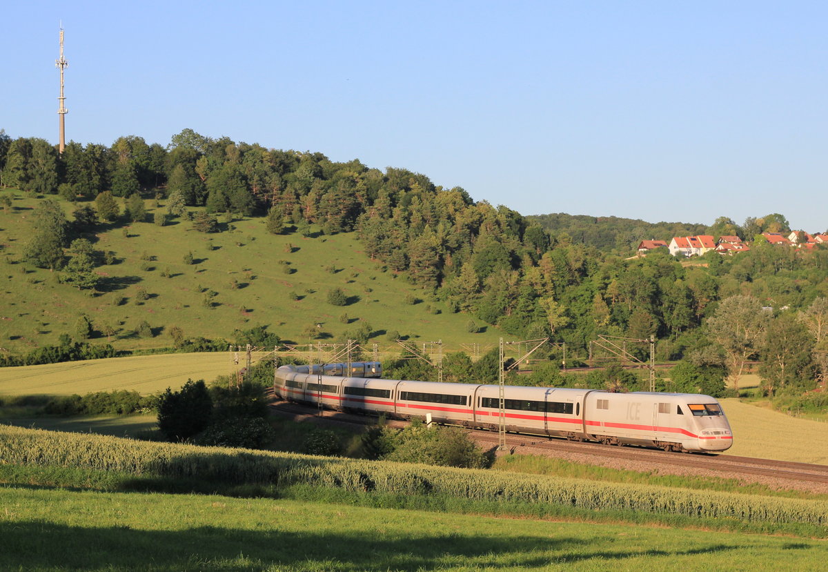 Am 28.06.2019 passiert ein unbekannter 401 als ICE Berlin-München zwischen Urspring und Lonsee die bekannte Wacholderheide. 