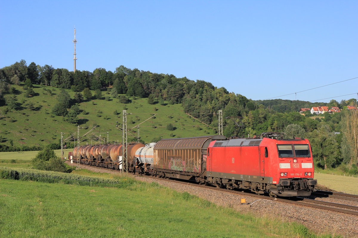 Am 28.06.2019 zieht 185 176 einen gemischten Güterzug zwischen Lonsee und Urspring über die Alb. 